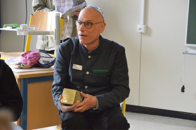 Terry Swartzsberg zeigt bei der Leitung des Workshops "Jüdisches Leben" einen Stolperstein