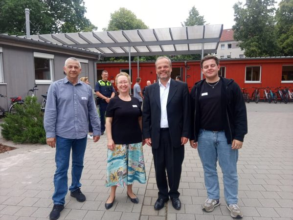 Das Bild zeigt homas Spindler, Rabbinerin Dr. Yael Deusel, Dr. Felix Klein und Tim Kurockin