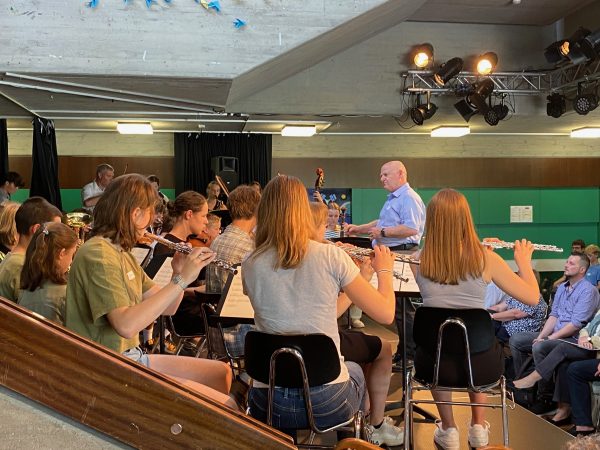 Blick von hinten auf die Klarinettistinnen des Schulorchesters, vor ihnen der Dirigent Danny Donner