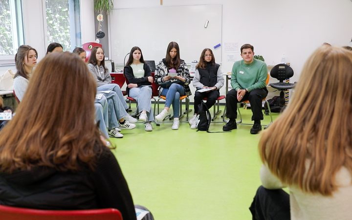 Tim Kurokin und Schülerinnen sitzen im Kreis für den Workshop "Jüdisches Leben"